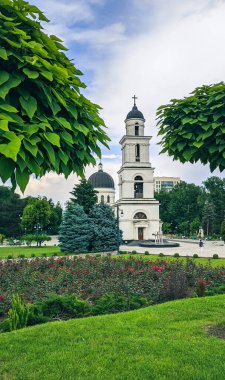 Moldova, Chisinau - 9 Haziran 2021 Çan Kulesi ve İsa 'nın Doğuşu Katedrali, şehrin merkez meydanında, kenar manzaralı..