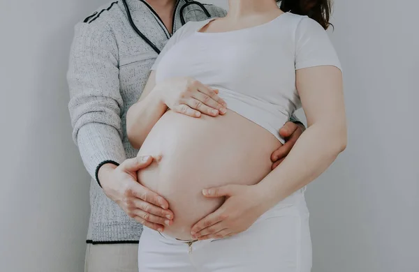 Ein Mann Hält Den Bauch Einer Schwangeren Frau Mit Den — Stockfoto