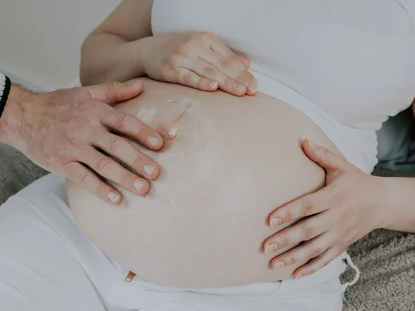 Homem Está Massageando Barriga Uma Mulher Grávida Com Mão Close — Fotografia de Stock