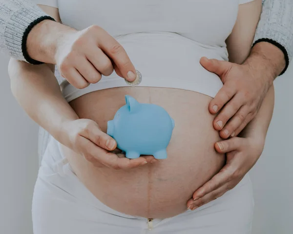 Uma Mulher Grávida Segura Porquinho Nas Mãos Homem Joga Centavo — Fotografia de Stock