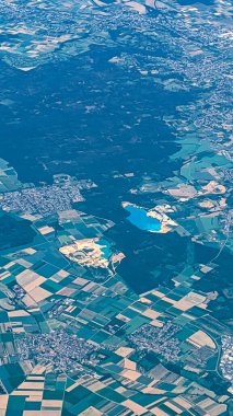 Göl ve kara manzarasının havadan görünüşü, yakın çekim üst görünümü.