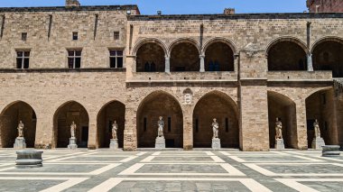 Yunanistan, Eski Rodos - 17 Haziran 2021 Sarayın merkez meydanı ve 12 efendinin anıtları, yakın çekim kenarı..