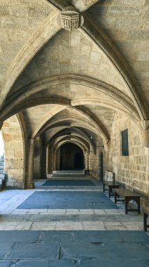 Yunanistan, Eski Rodos - 17 Haziran 2021 Portico ve 12 efendinin sarayının antik kemerleri, yan plan yakın çekim.