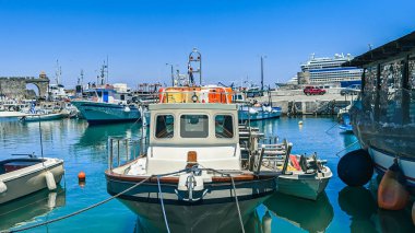 Yunanistan, Eski Rodos - 17 Haziran 2021 Tekne, köle gemileri ve yolcu gemisi limana demirlemiş, yakın çekim kenarı manzaralı.