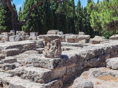 Rodos, Yunanistan - 22 Haziran 2021. Filerimos Dağı 'ndaki antik Yunan tapınağı Athena ve Zeus' un kalıntıları..