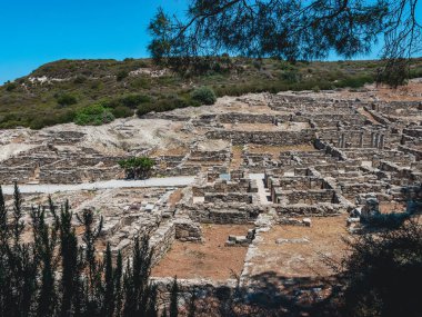 Rodos, Yunanistan - 22 Haziran 2021 Antik Kamiros kentinin kalıntıları, güzel bir yan plan..