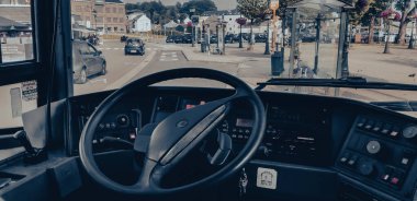 Rochefort-Jemlle - 23 Temmuz 2021. Modern otobüs içindeki sürücü kabininin içi ve otobüs durağı manzaralı güzel şehir manzaralı, yakın çekim manzaralı. Ulaşım ve seyahat kavramı.