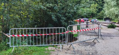 Oud Heverlee, Belçika 26 Temmuz 2021 'de sel ve sağanak yağıştan sonra parkın etrafındaki çitlere zarar verdi..