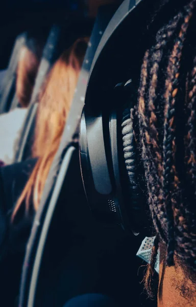 Люксембург Люксембург Липня 2021 Африканська Дівчина Масками Слухає Музику Навушниками — стокове фото