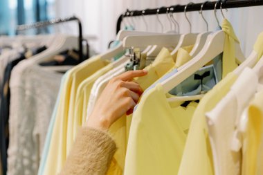 Tanımlanamayan beyaz esmer bir kızın portresi. Bir bahar günü bir butikte sarı tereyağı renginde bir tişörtü sağ eliyle alıyor. Alışveriş zamanını hesapla, kıyafet seç..