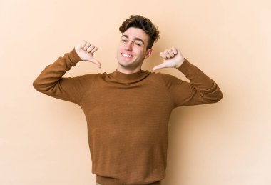 Beyazların arka planında izole edilmiş genç beyaz adam gururlu ve kendinden emin hissediyor, örnek olarak..