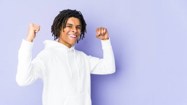 Genç Afrikalı Amerikalı Rasta adam güçlü bir jest yapıyor, kadınsı gücün sembolü.