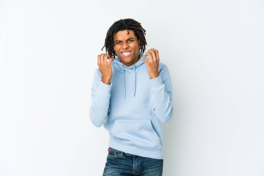 Genç Afrikalı Amerikalı Rasta adam gergin elleriyle çığlık atıyor..