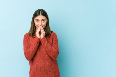 Kafkasyalı genç kadın bir plan yapıyor, bir fikir kuruyor..