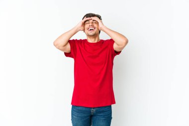 Genç havalı adam ellerini başının üstünde tutarak neşeyle güler. Mutluluk kavramı.