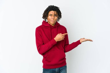 Genç Afrikalı Amerikalı Rasta adam Palm 'da bir fotokopi yeri tutarken heyecanlandı..