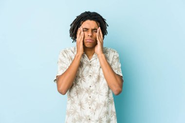 Genç Afrikalı Amerikalı Rasta adamın başı ağrıyor, yüzüne dokunuyor..