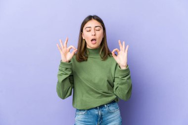 Genç beyaz kadın yoğun bir günün ardından rahatlıyor. Yoga yapıyor..