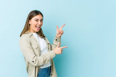 Kafkasyalı genç bir kadın işaret parmaklarıyla fotokopi alanını işaret ederek heyecan ve arzusunu ifade ediyor..