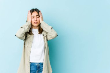 Kafkasyalı genç bir kadın ağlayıp sızlıyor..