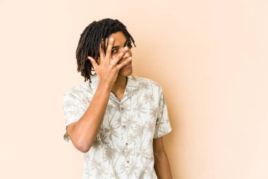 Genç Afrikalı Amerikalı Rasta adam kameraya parmaklarıyla göz kırptı, yüzünü kapatmaktan utandı..