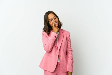 Beyaz arka planda izole edilmiş genç Latin iş kadını bir numarayı parmağıyla gösteriyor..