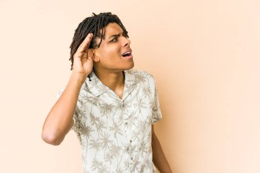 Genç Afrikalı Amerikalı Rasta bir dedikoduyu dinlemeye çalışıyor..