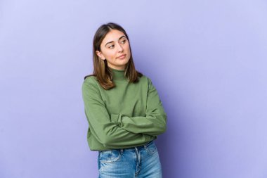 Genç beyaz kadın hedeflerine ve amaçlarına ulaşmayı hayal ediyor.