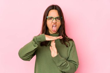 Genç, melez, Latin bir kadın tecrit edilmiş..