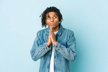 Kot ceket giyen genç siyahi adam dua ediyor, bağlılık gösteriyor, dindar biri ilahi ilham arıyor..