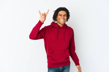 Genç Afrikalı Amerikalı Rasta adam boynuzlarını bir devrim konsepti olarak gösteriyor..