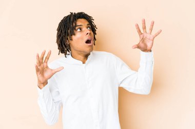 Genç Afrikalı Amerikalı Rasta adam gökyüzüne bağırıyor, bakıyor, hayal kırıklığına uğramış..