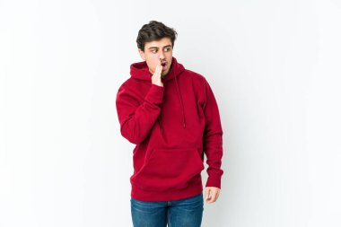 Genç havalı adam gizli bir sıcak fren haberi veriyor ve yan bakıyor.