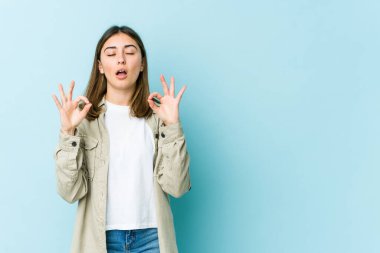 Genç beyaz kadın yoğun bir günün ardından rahatlıyor. Yoga yapıyor..