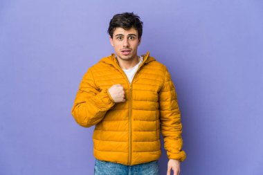 Genç, havalı adam parmağını gösterip, gülümseyerek şaşırdı..