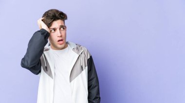 Mor arka planda izole genç beyaz adam şok oldu, o önemli bir toplantı hatırladı.