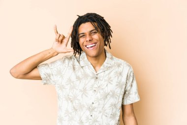 Genç Afrikalı Amerikalı Rasta adam boynuzlarını bir devrim konsepti olarak gösteriyor..