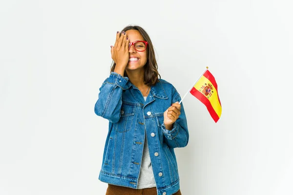 Beyaz Arka Planda Izole Edilmiş Bir Bayrak Tutan Genç Spanyol — Stok fotoğraf