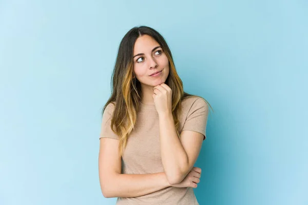 Jeune Femme Caucasienne Isolée Sur Fond Bleu Détendue Penser Quelque — Photo