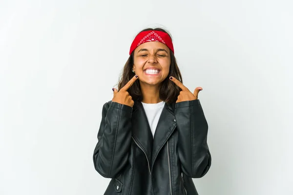 Joven Rockera Latina Aislada Sobre Fondo Blanco Mostrando Signo Victoria — Foto de Stock