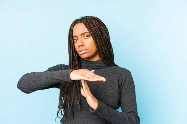 Jong Afrikaans Amerikaans Vrouw Geïsoleerd Blauwe Achtergrond Tonen Een Timeout — Stockfoto