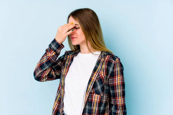 Junge Kaukasische Frau Isoliert Auf Blauem Hintergrund Mit Kopfschmerzen Berührung — Stockfoto