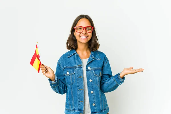 Mladá Španělka Drží Vlajku Izolovanou Bílém Pozadí Která Ukazuje Kopírovací — Stock fotografie