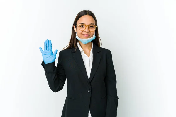 비즈니스 여자가 마스크를 배경에서 고립으로부터 보호하기 손가락으로 번째를 웃으면서 — 스톡 사진