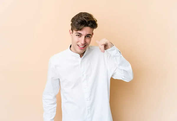Young Caucasian Man Isolated Beige Background Laughing Something Covering Mouth — Stock Photo, Image