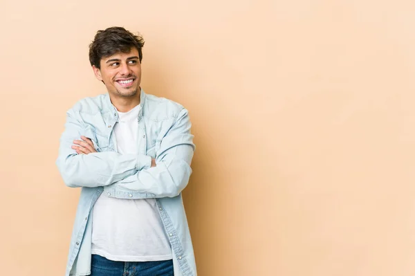 Jonge Koele Man Lacht Vol Vertrouwen Met Gekruiste Armen — Stockfoto