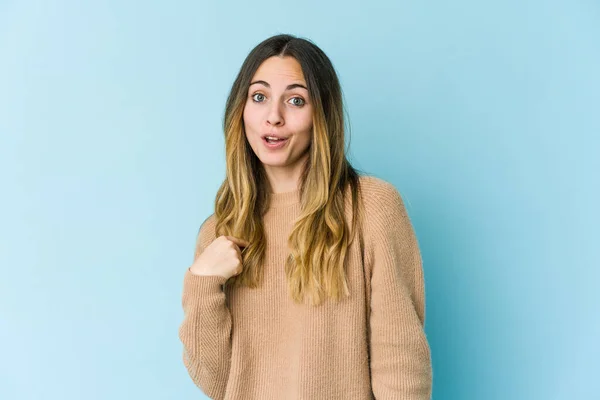 Young Caucasian Woman Isolated Blue Background Surprised Pointing Finger Smiling — Stock Photo, Image