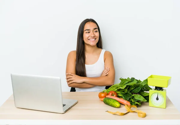 Jovem Nutricionista Mulher Asiática Isolado Fundo Branco Sorrindo Confiante Com — Fotografia de Stock