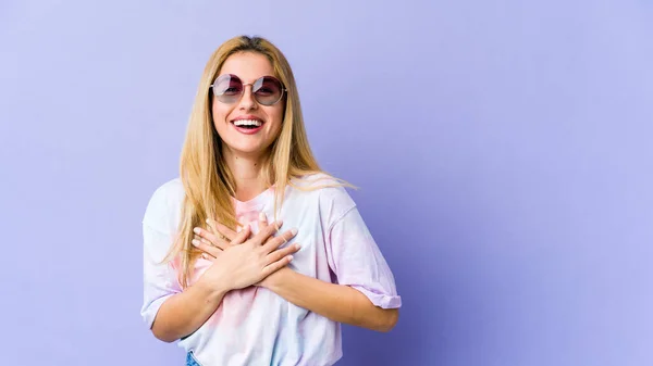 Ung Blond Kaukasiska Kvinna Skrattar Hålla Händerna Hjärtat Begreppet Lycka — Stockfoto