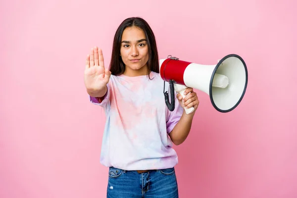 Jeune Femme Asiatique Tenant Mégaphone Isolé Sur Fond Rose Debout — Photo